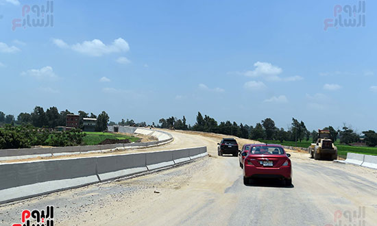 رئيس الوزراء يتفقد مشروعات الصرف وتبطين الترع (23)