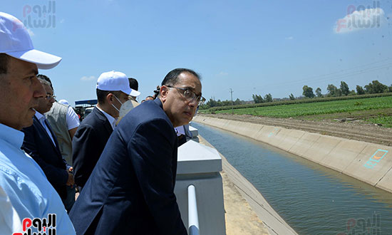 رئيس الوزراء يتفقد مشروعات الصرف وتبطين الترع (4)