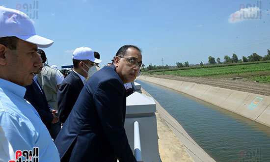 رئيس الوزراء يتفقد مشروعات الصرف وتبطين الترع (3)