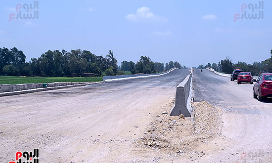 رئيس الوزراء يتفقد مشروعات الصرف وتبطين الترع (25)