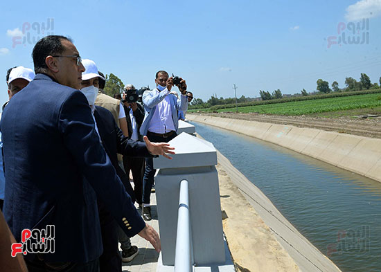رئيس الوزراء يتفقد مشروعات الصرف وتبطين الترع (6)