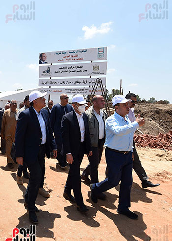 رئيس الوزراء يتفقد مشروعات مبادرة حياة كريمة بالغربية (1)