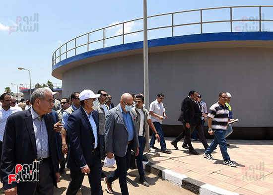 رئيس الوزراء يتفقد مشروعات الصرف وتبطين الترع (20)
