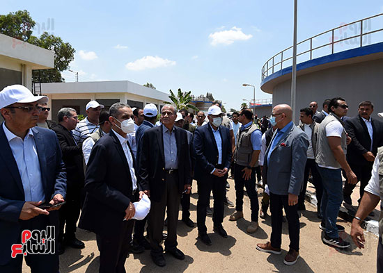 رئيس الوزراء يتفقد مشروعات الصرف وتبطين الترع (21)