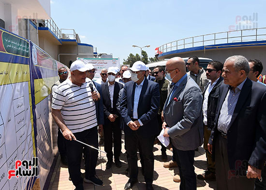 رئيس الوزراء يتفقد مشروعات الصرف وتبطين الترع (19)