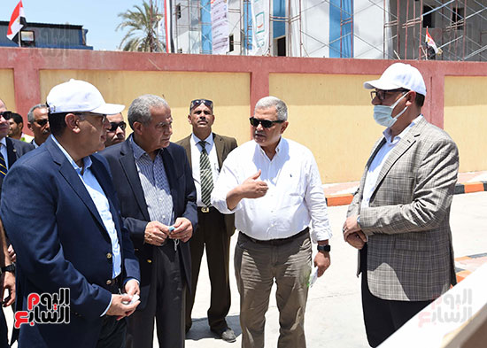 رئيس الوزراء يتفقد مشروعات الصرف وتبطين الترع (13)