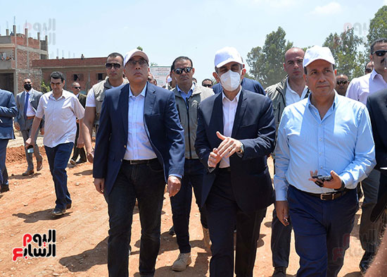 رئيس الوزراء يتفقد مشروعات مبادرة حياة كريمة بالغربية (14)