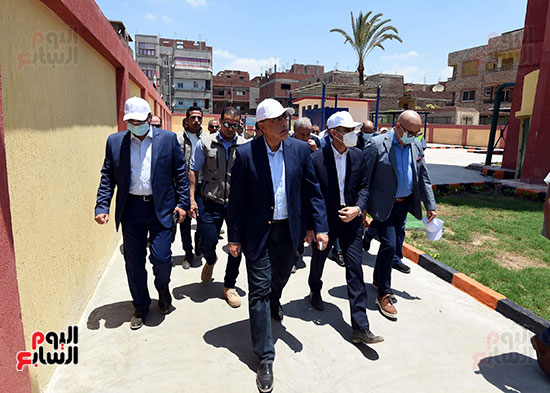 رئيس الوزراء يتفقد مشروعات الصرف وتبطين الترع (14)