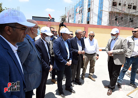 رئيس الوزراء يتفقد مشروعات الصرف وتبطين الترع (12)