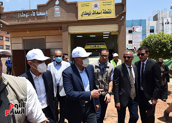 رئيس الوزراء يتفقد مشروعات الصرف وتبطين الترع (10)