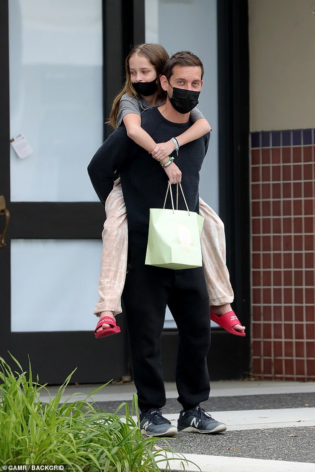 توبى ماجواير يحمل ابنته