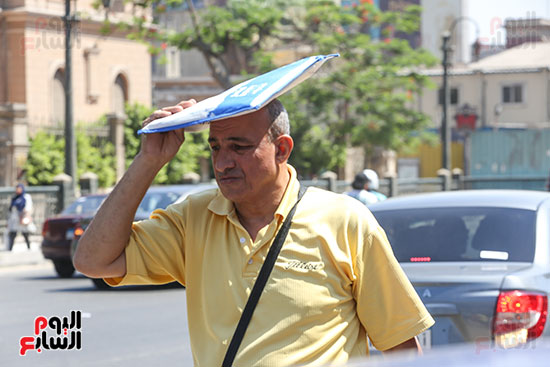 يواجه المصريون ارتفاع درجة حرارة الجو بالطقية والشمسية والمياه (1)