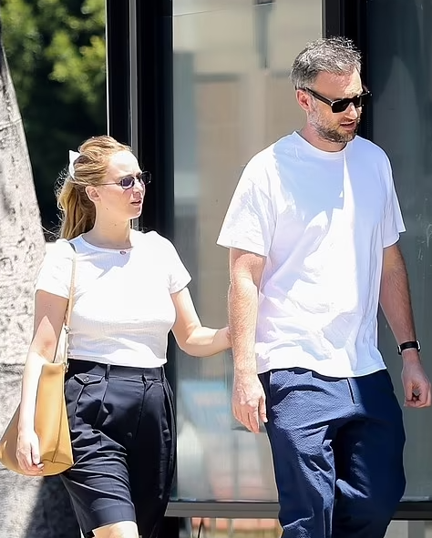 جينيفر لورانس مع زوجها