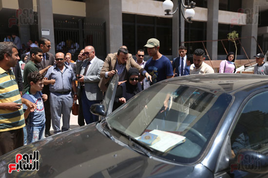 الاهالى خارج المحكمة  (7)