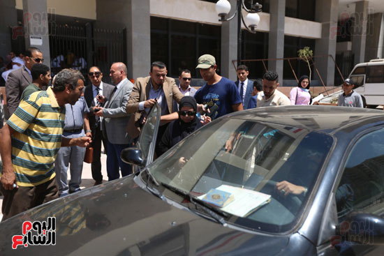 الاهالى خارج المحكمة  (4)