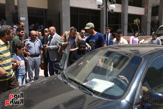 الاهالى خارج المحكمة  (3)