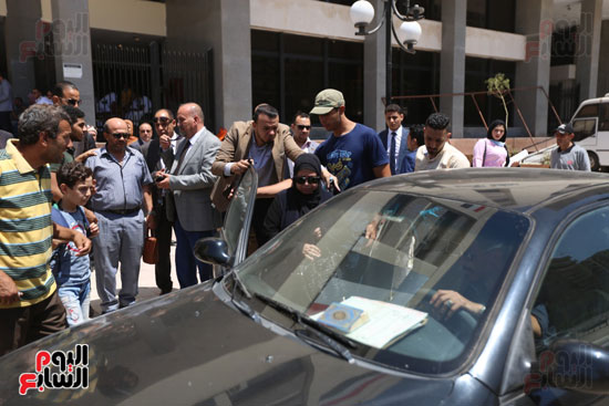 الاهالى خارج المحكمة  (6)