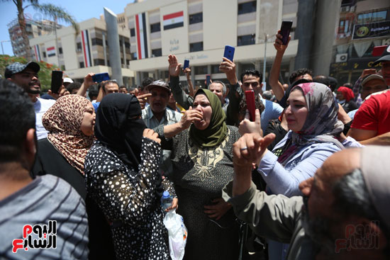 الاهالى خارج المحكمة  (5)