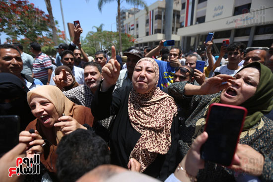 الاهالى خارج المحكمة  (1)