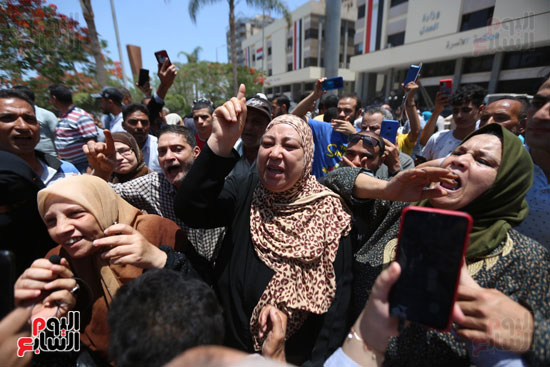 الاهالى خارج المحكمة  (2)