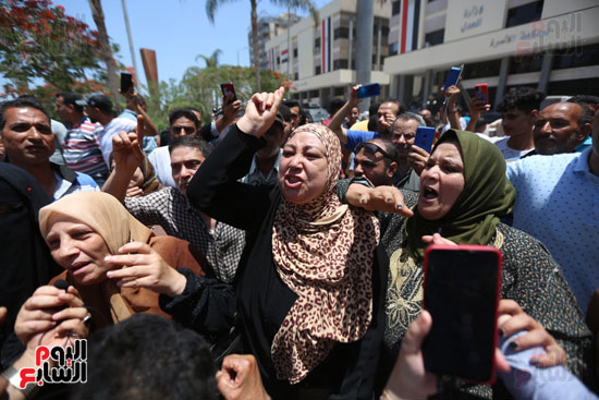 الاهالى خارج المحكمة  (8)