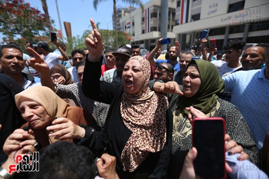 الاهالى خارج المحكمة  (13)