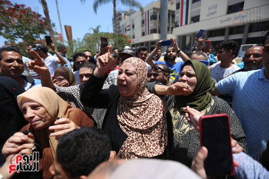 الاهالى خارج المحكمة  (16)