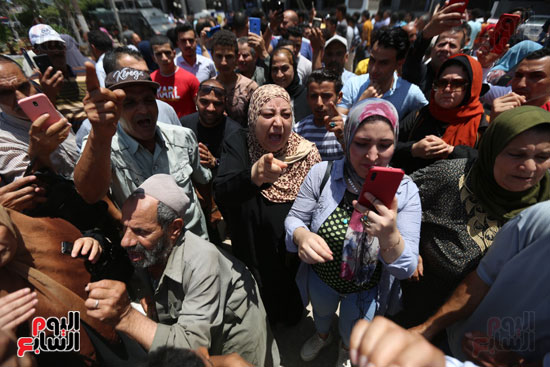 الاهالى خارج المحكمة  (9)