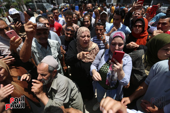 الاهالى خارج المحكمة  (10)