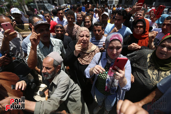 الاهالى خارج المحكمة  (11)