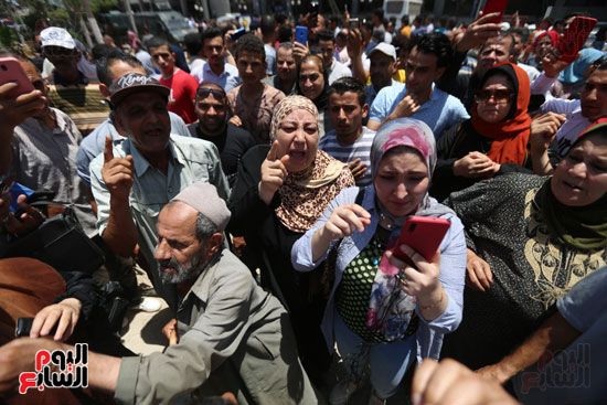 الاهالى خارج المحكمة  (18)