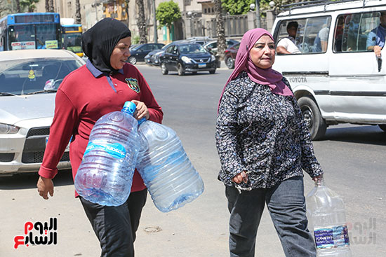 يواجه المصريون ارتفاع درجة حرارة الجو بالطقية والشمسية والمياه (5)