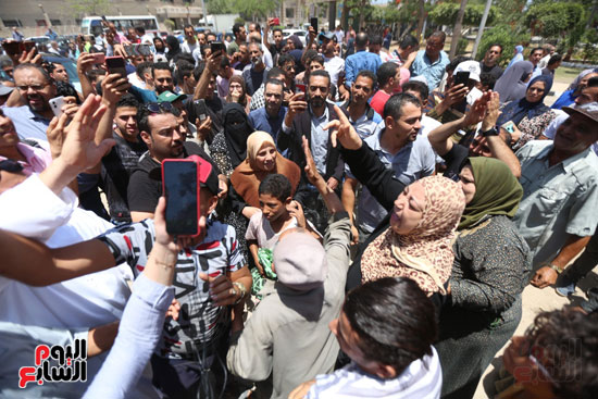 الاهالى خارج المحكمة  (12)