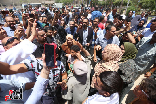 الاهالى خارج المحكمة  (15)