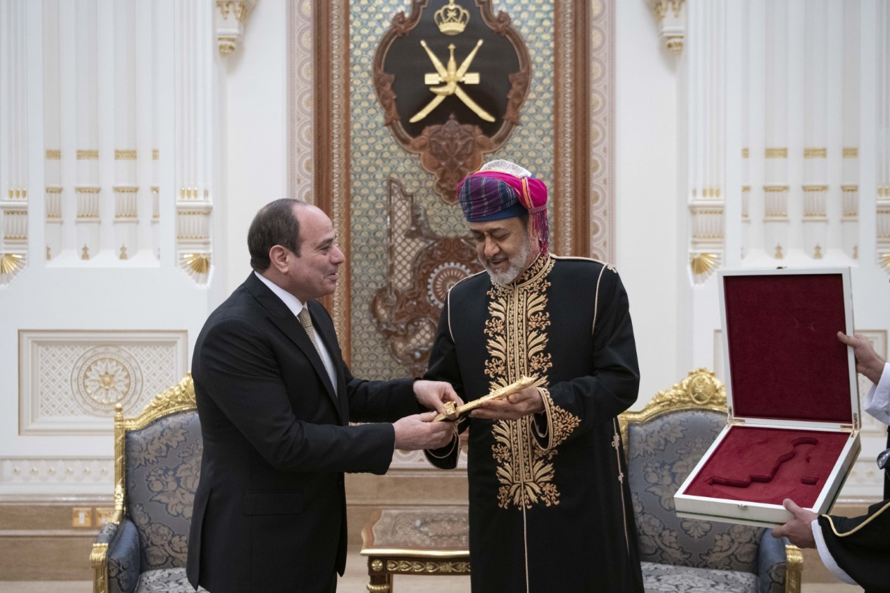 الرئيس السيسي يتسلم هدية تذكارية من السلطان هيثم