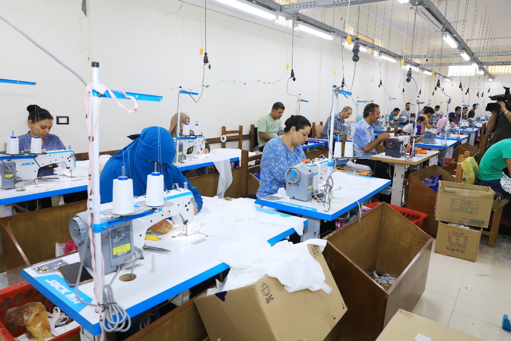محافظ سوهاج يتفقد عددا من المصانع بالمنطقة الصناعية بمدينة سوهاج  (8)