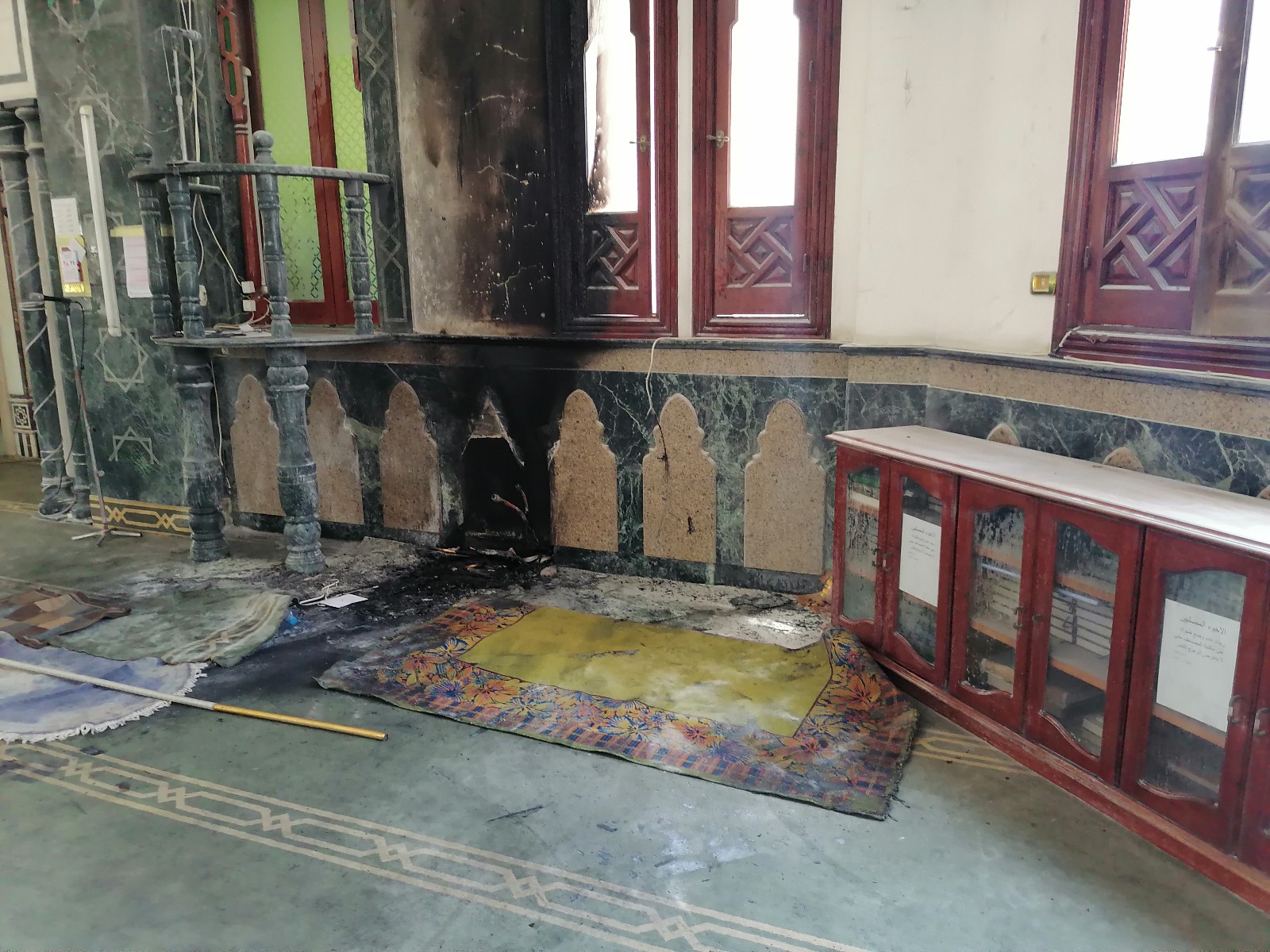 آثار الحريق بالمسجد