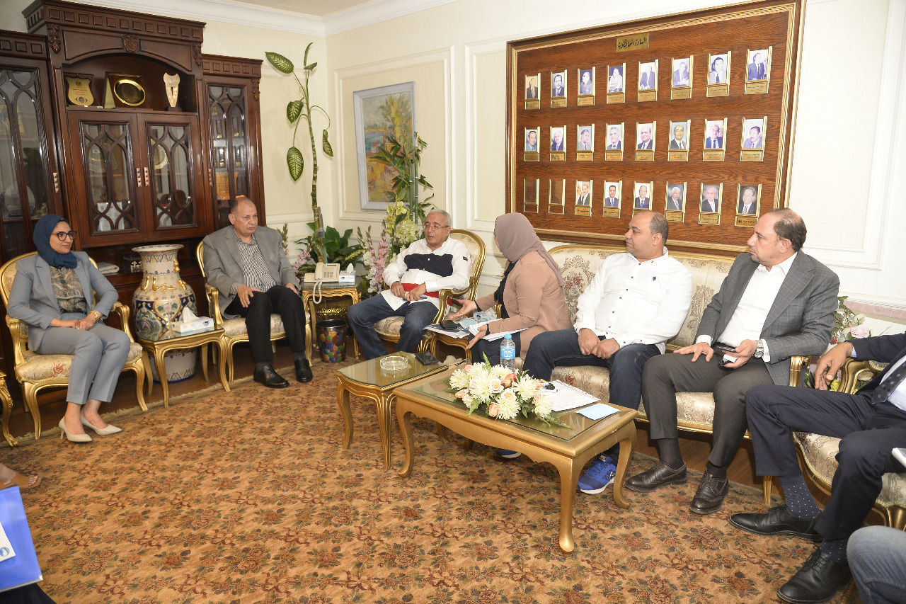 محافظ أسيوط يلتقي أعضاء مجلس النواب (11)