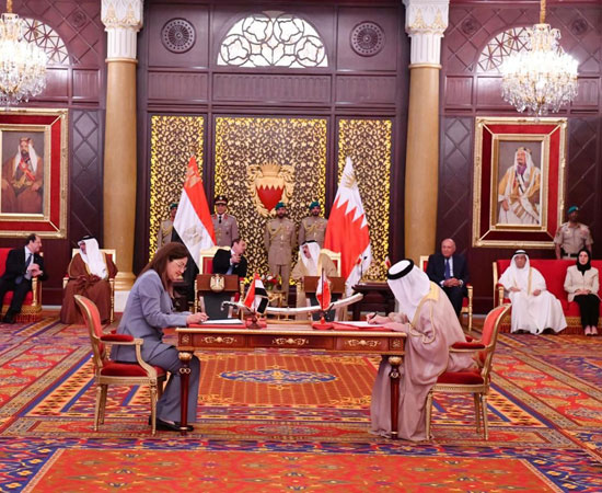 ملك البحرين يستقبل الرئيس السيسى (4)