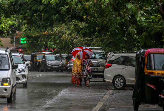 مظلة لحماية أنفسهم من الأمطار