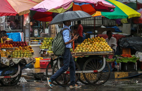 رجل يحمل مظلة لحماية نفسه من الأمطار