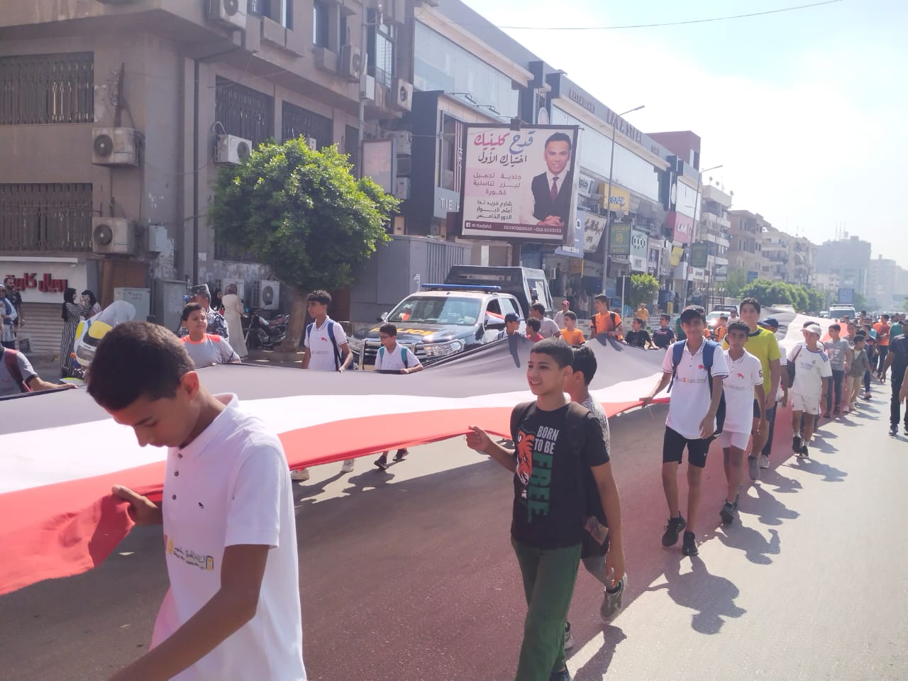 الشباب يحملون علم مصر