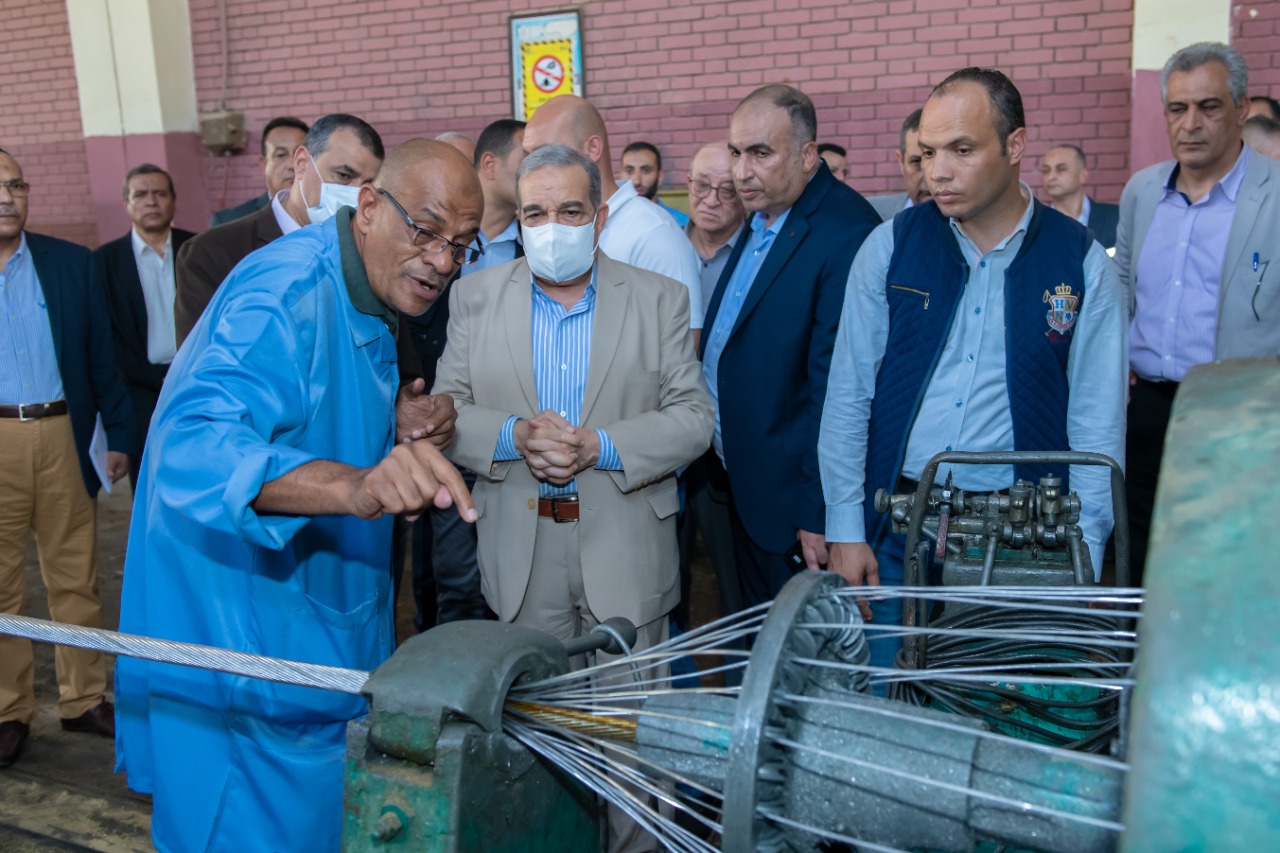 وزير الدولة للإنتاج الحربي يتفقد شركة حلوان للصناعات الغير حديدية (3)