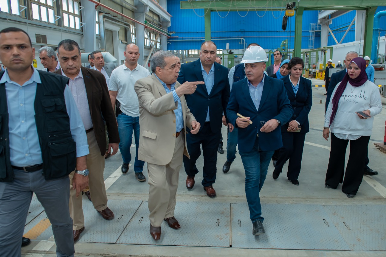 وزير الدولة للإنتاج الحربي يتفقد شركة حلوان للصناعات الغير حديدية (1)