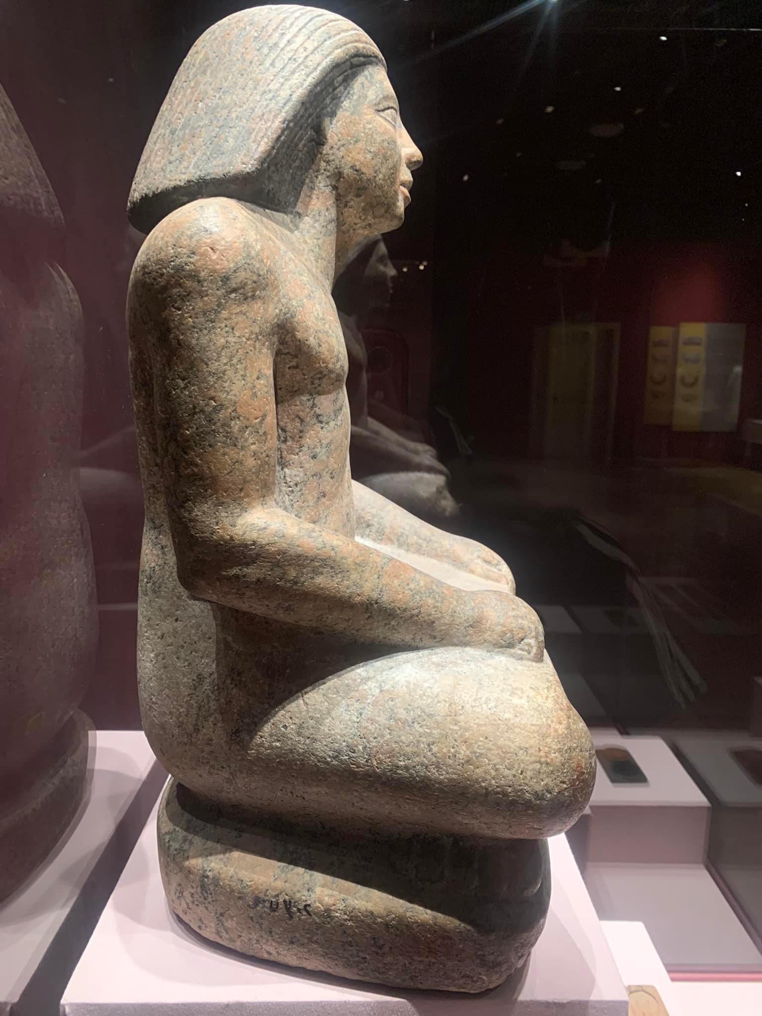 تمثال الكاتب المصرى القديم (2)