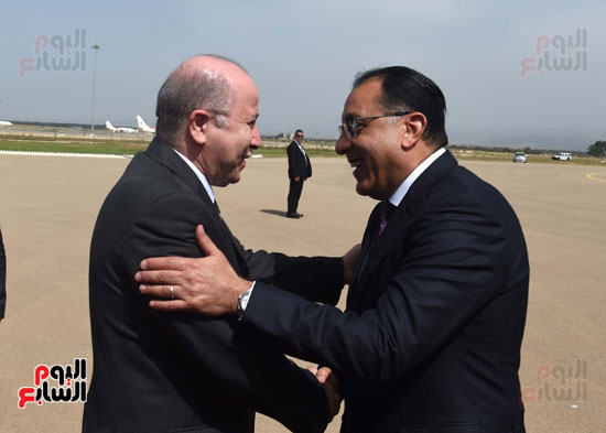 مراسم استقبال رسمية لرئيس الوزراء فور وصوله الجزائر لرئاسة اللجنة المشتركة (2)