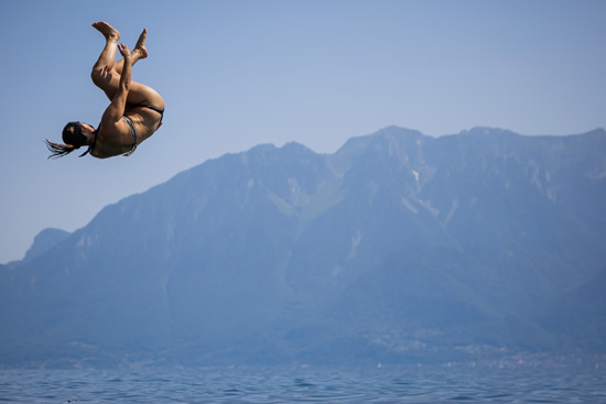 امرأة تقفز إلى بحيرة جنيف