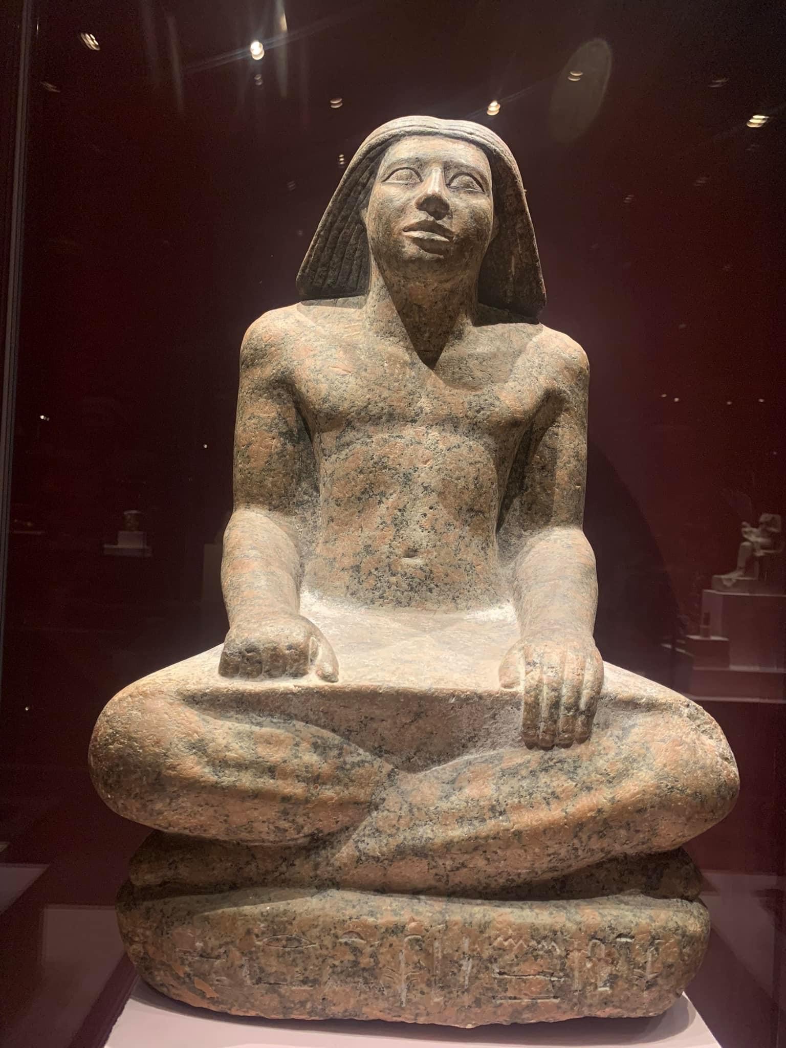 تمثال الكاتب المصرى القديم (3)
