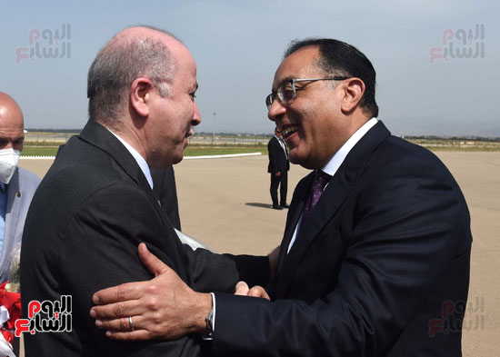 مراسم استقبال رسمية لرئيس الوزراء فور وصوله الجزائر لرئاسة اللجنة المشتركة (3)