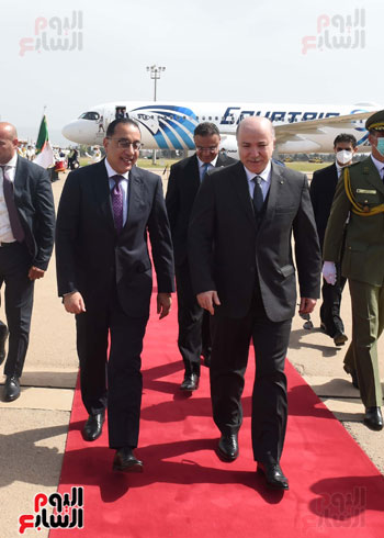 مراسم استقبال رسمية لرئيس الوزراء فور وصوله الجزائر لرئاسة اللجنة المشتركة (12)